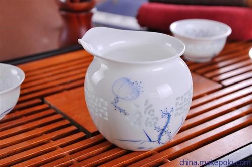 公司产品主要有:传统青花,粉彩,色釉,窑变,五彩类工艺品,花瓶,奖杯